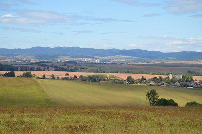Pohled z Božanovského vrchu na Božanov, Broumovskou kotlinu a Javoří hory.