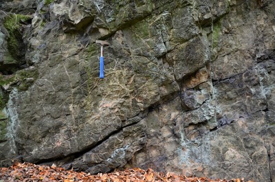 Rozpukané vrstvy - lávové proudy tmavých vulkanických hornin.