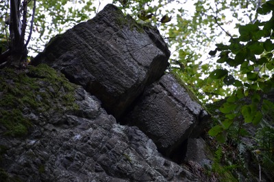 Vypreparovaná rozlámaná výplň části lávového tunelu s kontrakčními trhlinami