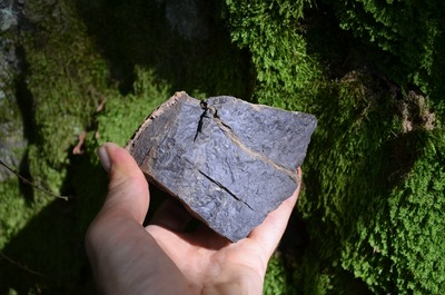 Karbonátem vyplněná puklina v masivním weiselbergitu.