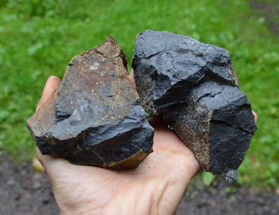 Čerstvý lom specifické tvrdé vulkanické horniny zvané bazaltandezit. 