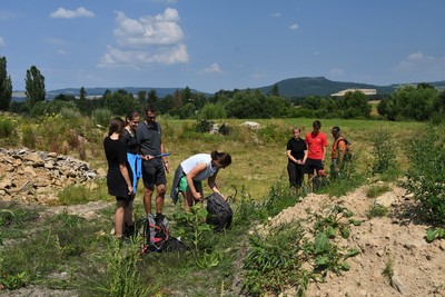 Hledání zkamenělin v opukách u Bezděkova
