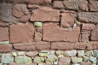 Pískovcová hřbitovní zeď ve Vernéřovicích