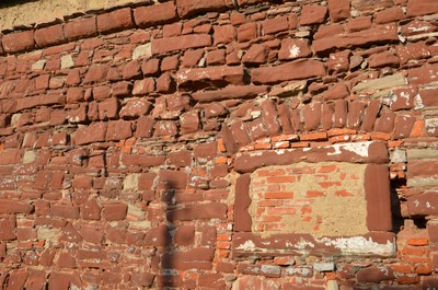 Zdi zámku v Meziměstí z permského pískovce