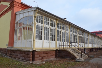 Pískovcová podezdívka meziměstského nádraží