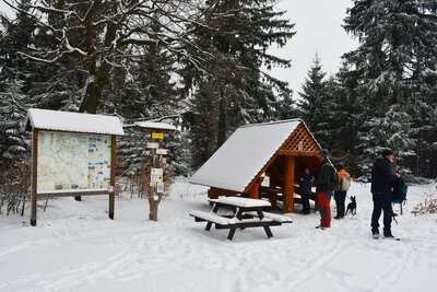 Rozcestí s turistickým přístřeškem na vrcholu hory Lesista Wielka