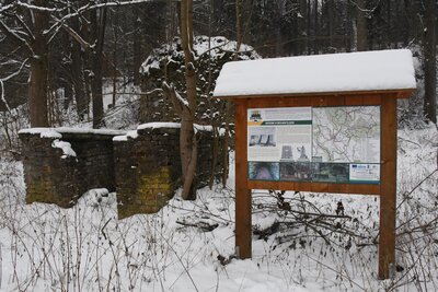 Ruiny staré vápenky v obci Unisław Śląski