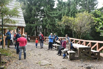 U vstupu do Bludných skal na hraně vrcholové plošiny stolové hory Bor