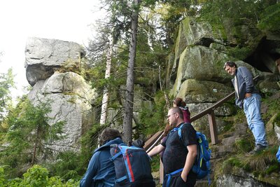 Pod skalním útvarem Strážce