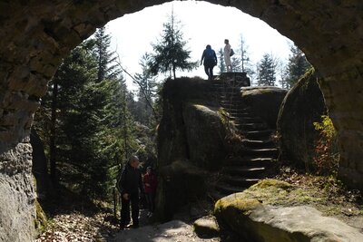 Na hřebenu Broumovských stěn u kaple na Hvězdě