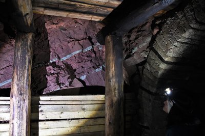 Permské horniny v důlní chodbě