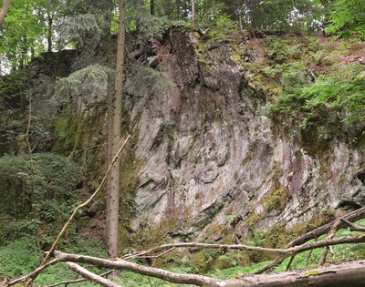 Bazaltandezitová stěna na Liščích kamenech u Žacléře.