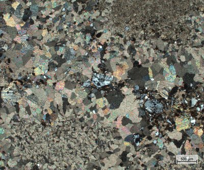 Poloha hrubšího středněkrystalického vápence se zrny křemene, živců a slíd