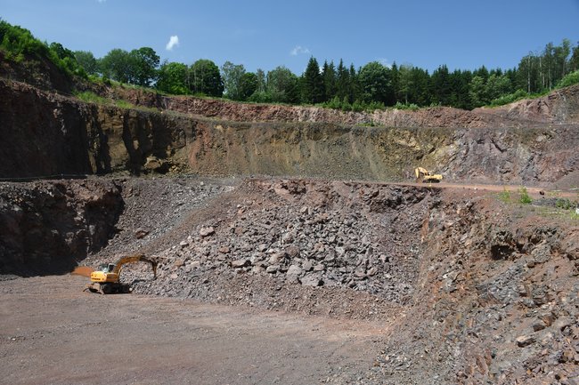 Různé styly vulkanické aktivity a jejich produkty odkryté v lomu Rožmitál u Broumova